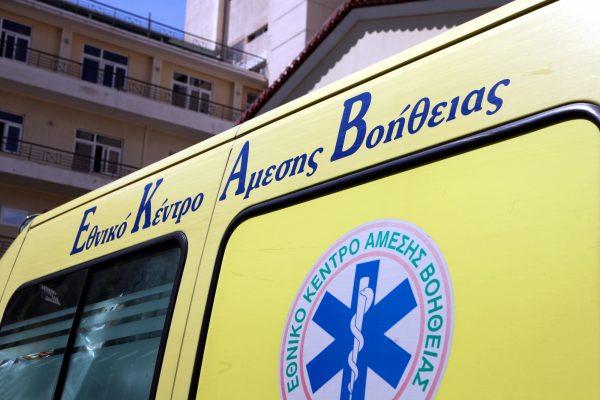 Δύο τραυματίες στο νοσοκομείο μετά από σύγκρουση αυτοκινήτων και μηχανής
