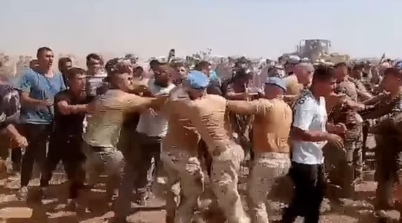 Νέο βίντεο από τη νεκρή ζώνη στην Κύπρο: Τουρκοκύπριοι επιτίθενται με κλωτσιές και μπουνιές σε μέλη του ΟΗΕ