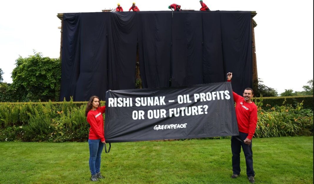 Ρίσι Σούνακ: Κάλυψαν με μαύρο ύφασμα την κατοικία του σε διαμαρτυρία για την ενεργειακή πολιτική του