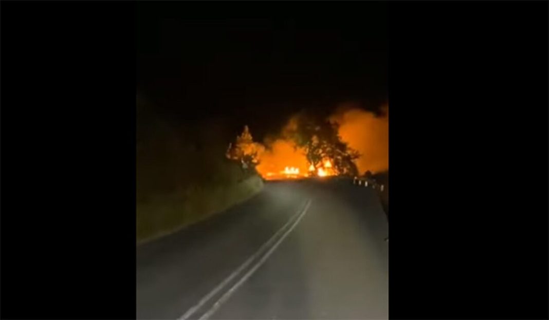 Αυτοκίνητο «λαμπάδιασε» σε δρόμο – Εκρήξεις και φωτιά σε χόρτα και δέντρα (βίντεο)