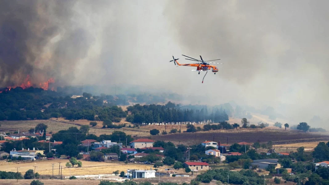 Αλεξανδρούπολη: Μαίνεται η φωτιά – Άρχισαν ρίψεις νερού από εναέρια μέσα