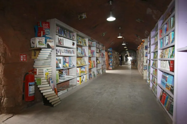 Τούρκοι χειριστές απορριμματοφόρων άνοιξαν βιβλιοθήκη με τα βιβλία που πετούν άλλοι στα σκουπίδια