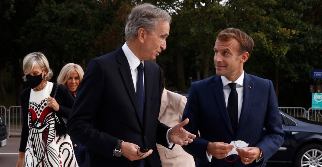 Γαλλία: Ο Μπερνάρ Αρνό πιέζει τον Μακρόν να διορίσει πρωθυπουργό τον Ζεράρ Νταρμανέν