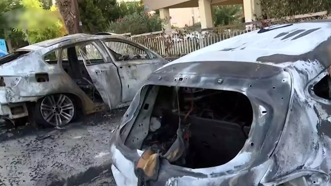 Στις φλόγες τυλίχθηκαν τρία αυτοκίνητα