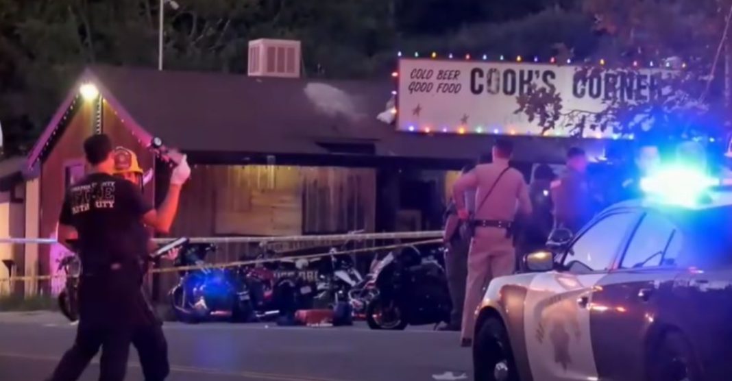 Συνταξιούχος αστυνομικός προσπάθησε να σκοτώσει τη σύζυγό του σε μπαρ και μετά άρχισε να πυροβολεί θαμώνες - Τρεις νεκροί