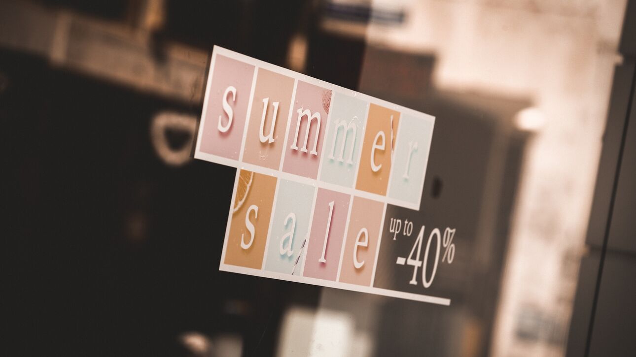 Αντίστροφη μέτρηση για την «εκπνοή» των καλοκαιρινών εκπτώσεων