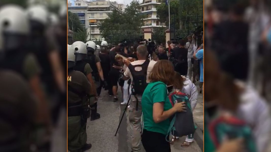 Ένταση στην Ευελπίδων ανάμεσα σε οπαδούς της ΑΕΚ και την αστυνομία