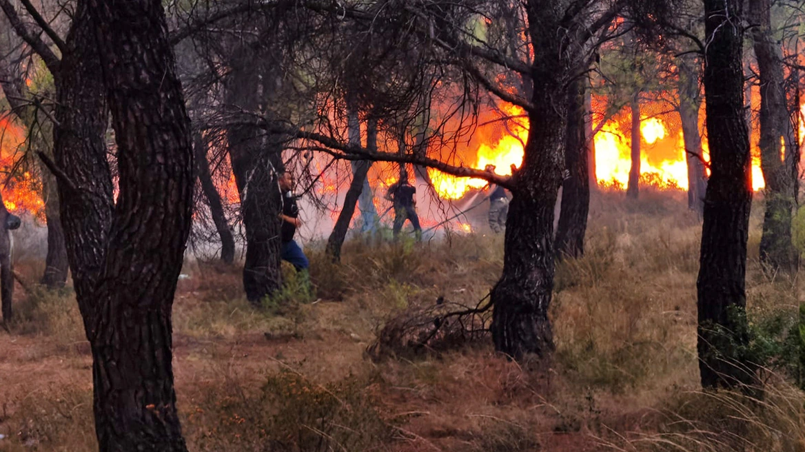 Πάρνηθα: «Έκρηξη» φωτιάς έφερε αναζωπύρωση – Μάχη να μην περάσει στους Θρακομακεδόνες