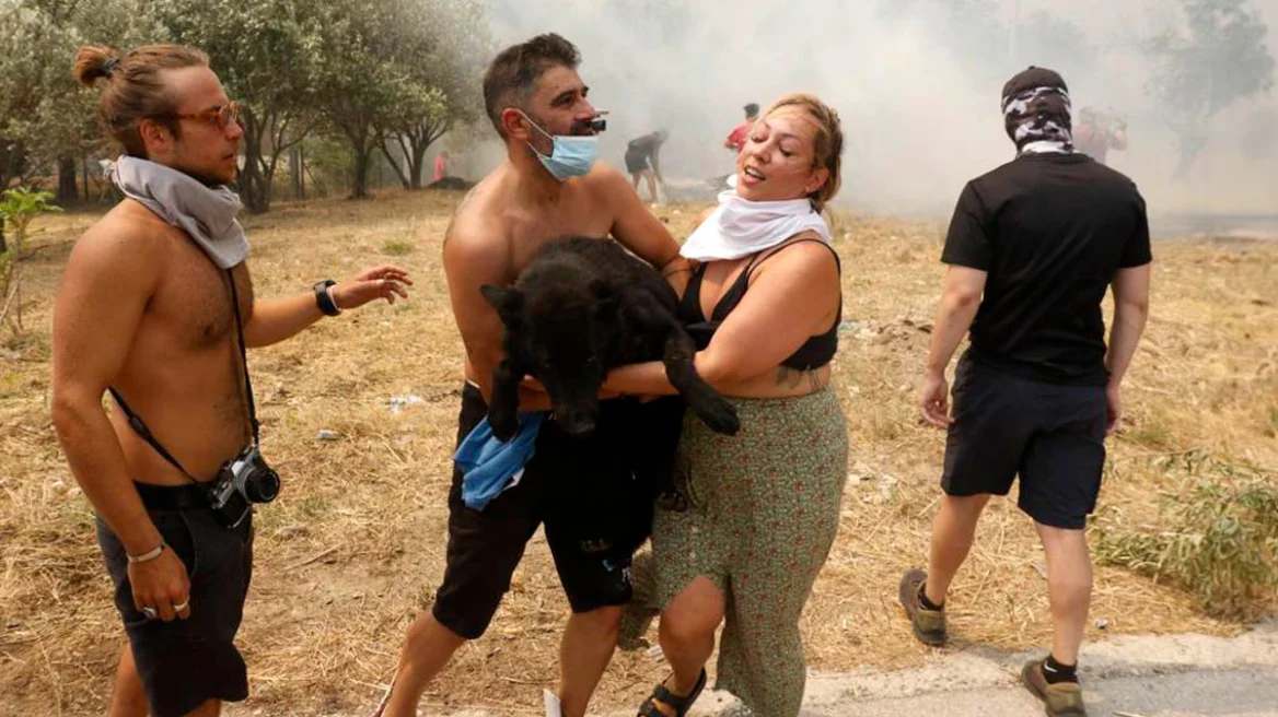 Τάσος Μπαλάσκας: Έχασε την σύζυγό του στην Καππαδοκία, έσωσε δεκάδες ζωές στην Πάρνηθα – Δείτε φωτογραφίες