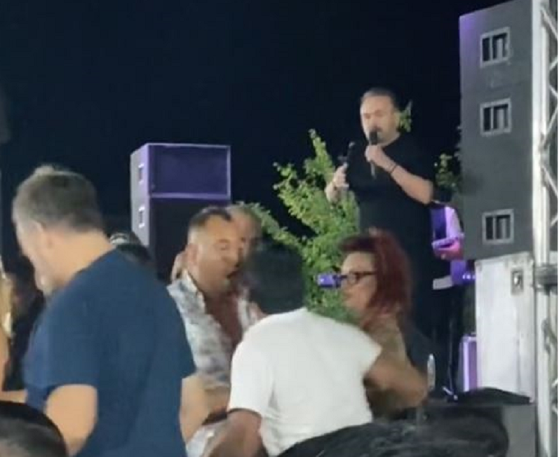 Σταμάτης Γονίδης: Ξύλο σε πανηγύρι που τραγουδούσε – «Βγάλε τον έξω» (βίντεο)