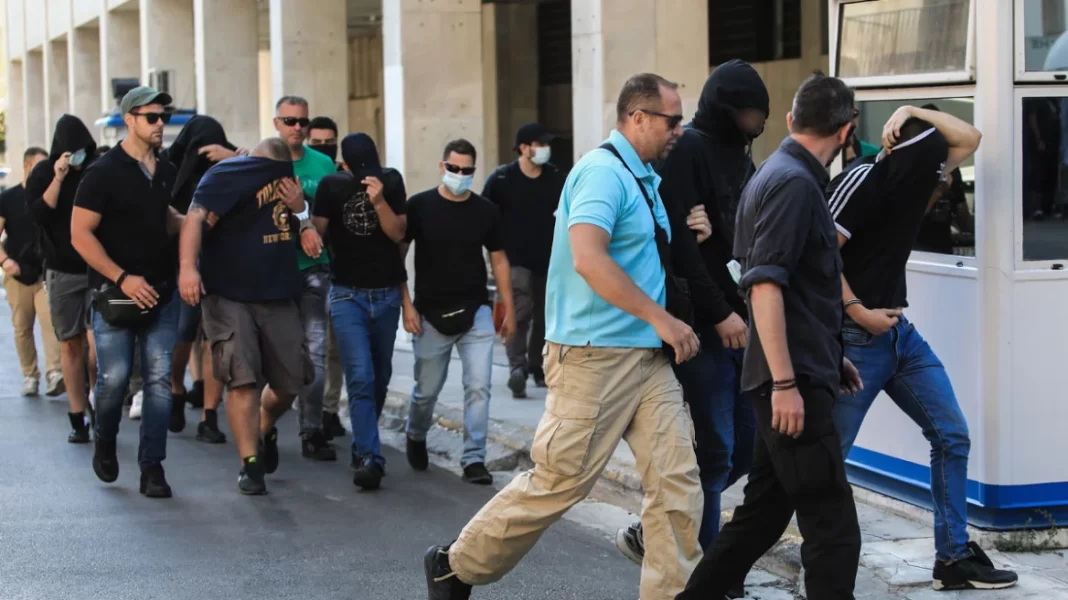 Νέα Φιλαδέλφεια: Ανθρωποκυνηγητό για τον δολοφόνο του Μιχάλη – Τρεις μέρες θα απολογούνται οι Κροάτες χούλιγκανς