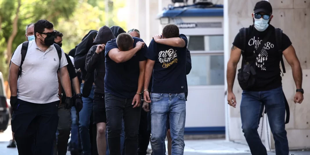 Δολοφονία Κατσουρή: Σε 16 φυλακές οδηγούνται οι 105 κατηγορούμενοι χούλιγκαν