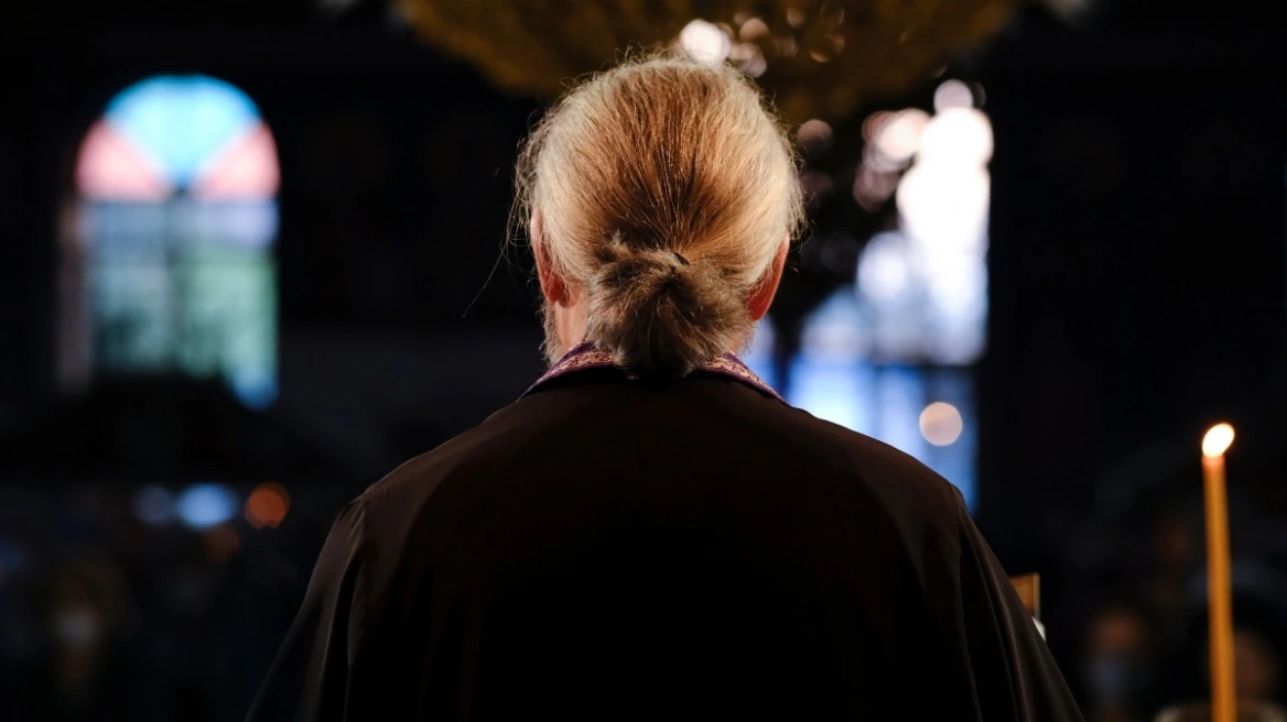 Άγριο επεισόδιο για τις νέες ταυτότητες – Ενορίτισσα χαστούκισε 66χρονο ιερέα μπροστά στον κόσμο
