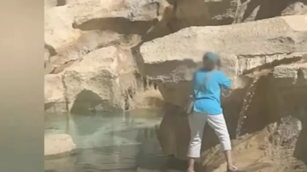 Ιταλία: Οργή για την γυναίκα που μπήκε στο σιντριβάνι της Φοντάνα ντι Τρέβι για να γεμίσει νερό ένα μπουκάλι