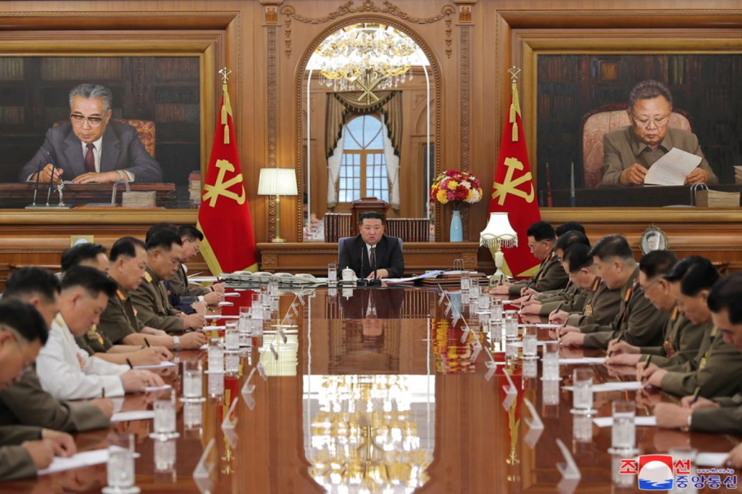 Ο Κιμ Γιονγκ Ουν «καρατόμησε» τον αρχηγό των ενόπλων δυνάμεων και ζήτησε να ενταθούν οι πολεμικές προετοιμασίες