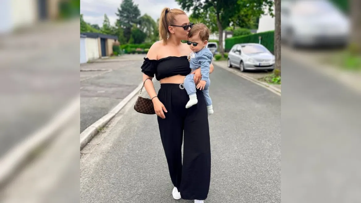 Λάουρα Νάργες: Η βόλτα με τον γιο της στη γειτονιά που μεγάλωσε