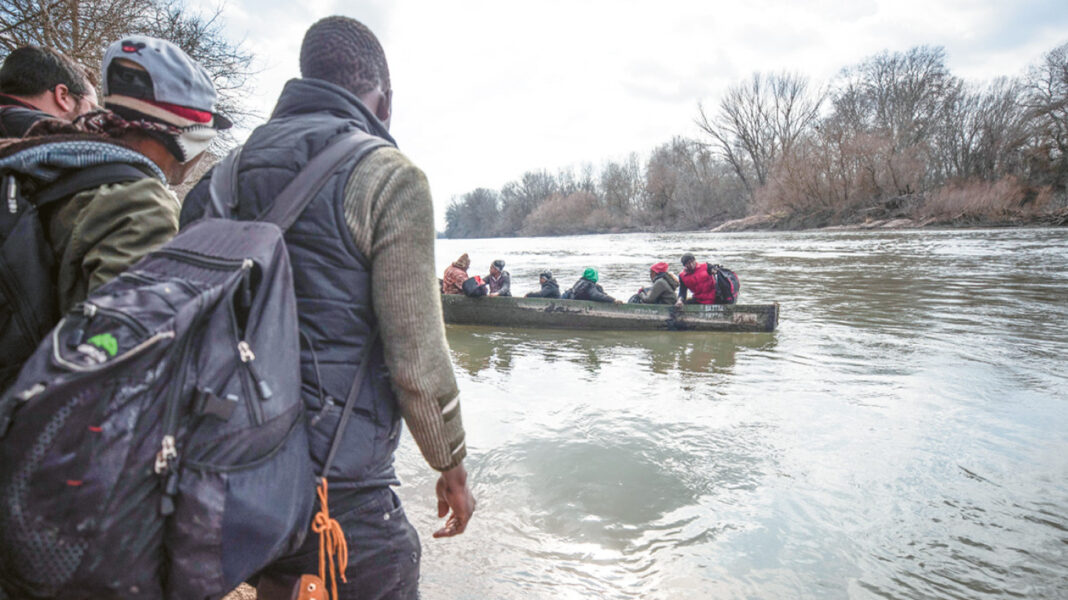 «Μάχη» στον Έβρο, διπλάσιοι τώρα οι μετανάστες