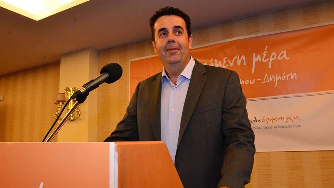 Πειθαρχική έρευνα για τον δήμαρχο που πέταγε σκουπίδια και... περιττώματα στην πόρτα αντιπάλου του!