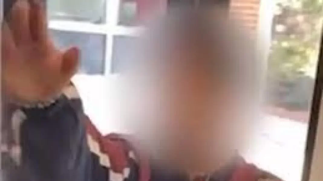 Οργή με βίντεο που δείχνει μαθήτρια να κάνει ναζιστικό χαιρετισμό παριστάνοντας τον Χίτλερ