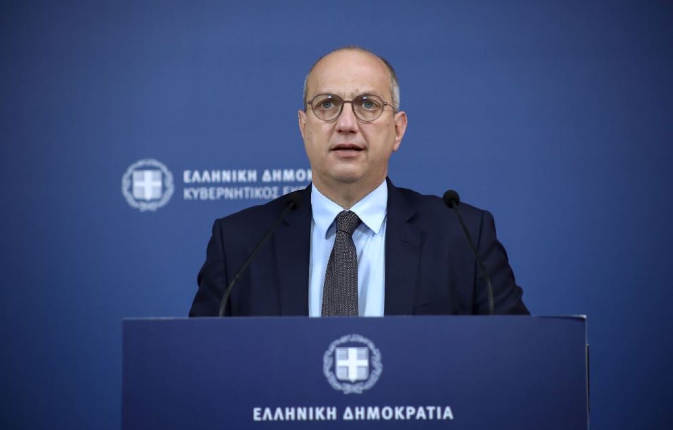 O Οικονόμου τηλεφώνησε στην αστυνομικό που ξυλοκοπήθηκε στη Λάρισα και της ευχήθηκε ταχεία ανάρρωση