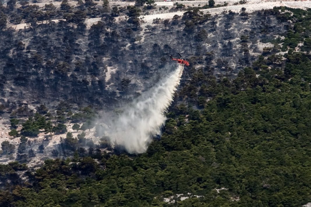 Φωτιά στην Πάρνηθα: Μάχη με τις αναζωπυρώσεις σε διάσπαρτες εστίες