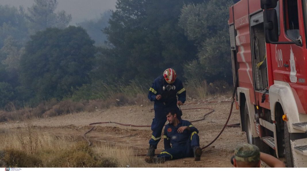 Φωτιά στην Πάρνηθα: Πυροσβέστης βοηθά συνάδελφό του στο πύρινο μέτωπο