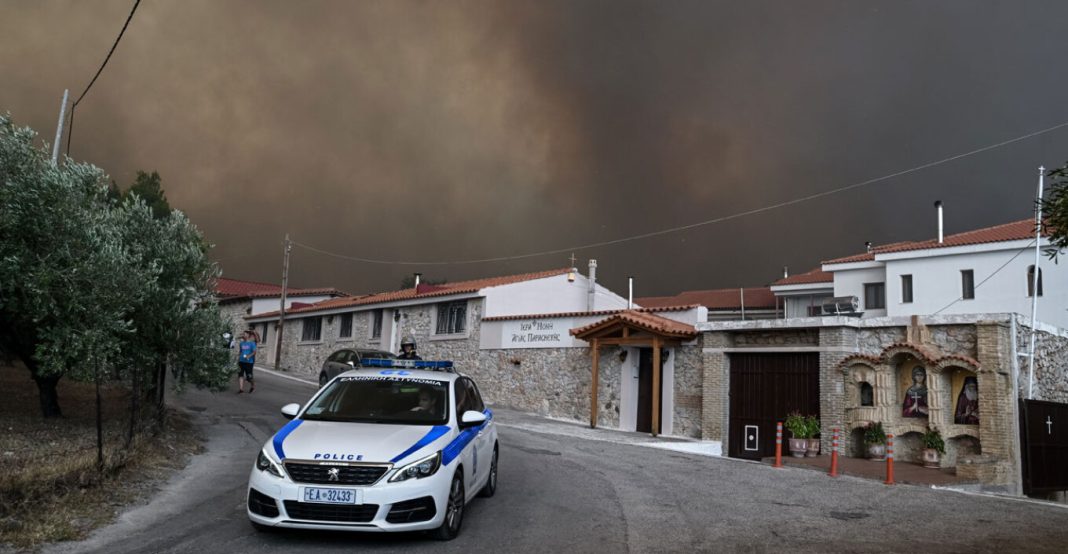 Ανεμοι 7 μποφόρ στην Πάρνηθα: Η φωτιά ανεβαίνει ξανά στο βουνό, σπίτια στις φλόγες