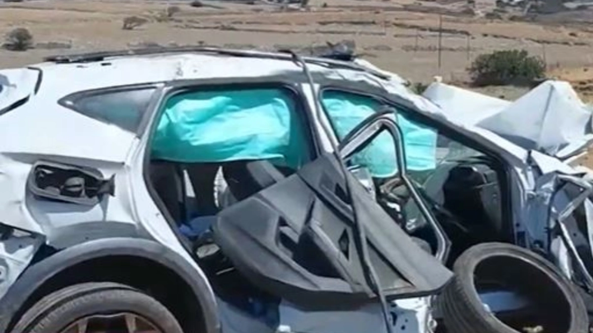 «Τρελή» πορεία αυτοκινήτου – Διαλύθηκε αφού έκανε τούμπες και χτυπούσε σε κολόνες (βίντεο)
