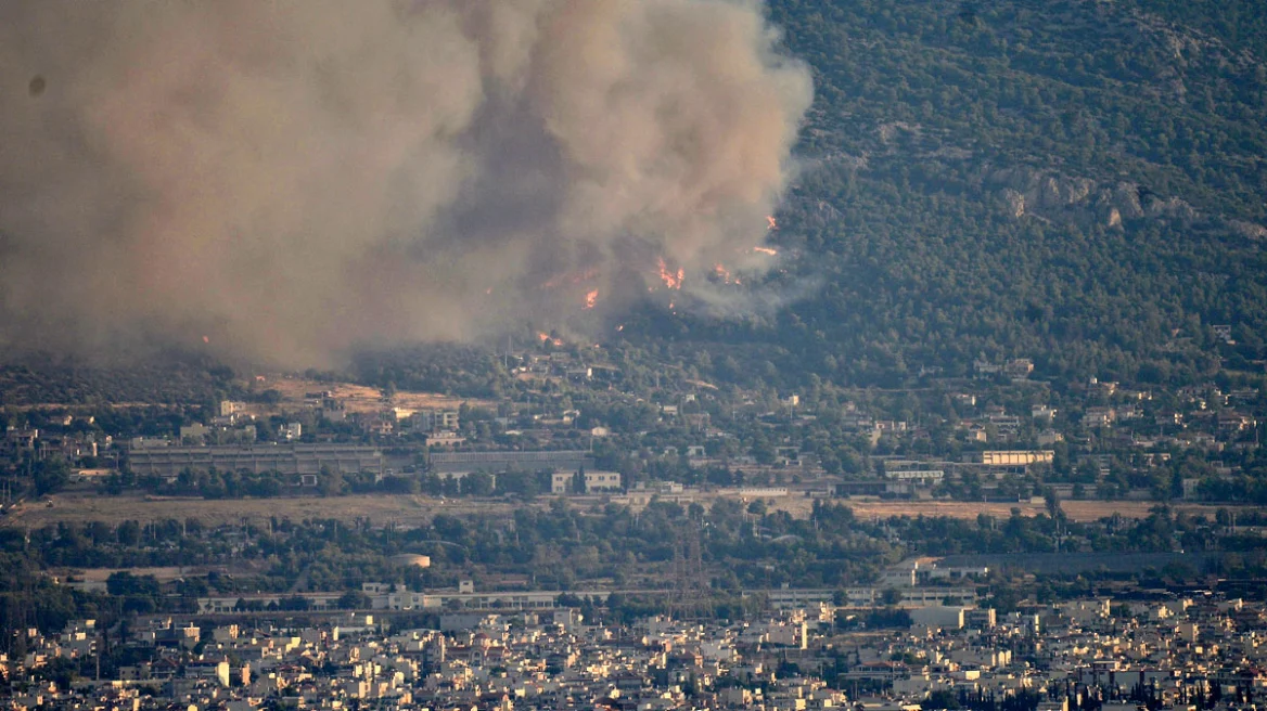 Φωτιά στην Πάρνηθα: Εκκενώνεται ο οικισμός της Αγίας Παρασκευής στο Μενίδι
