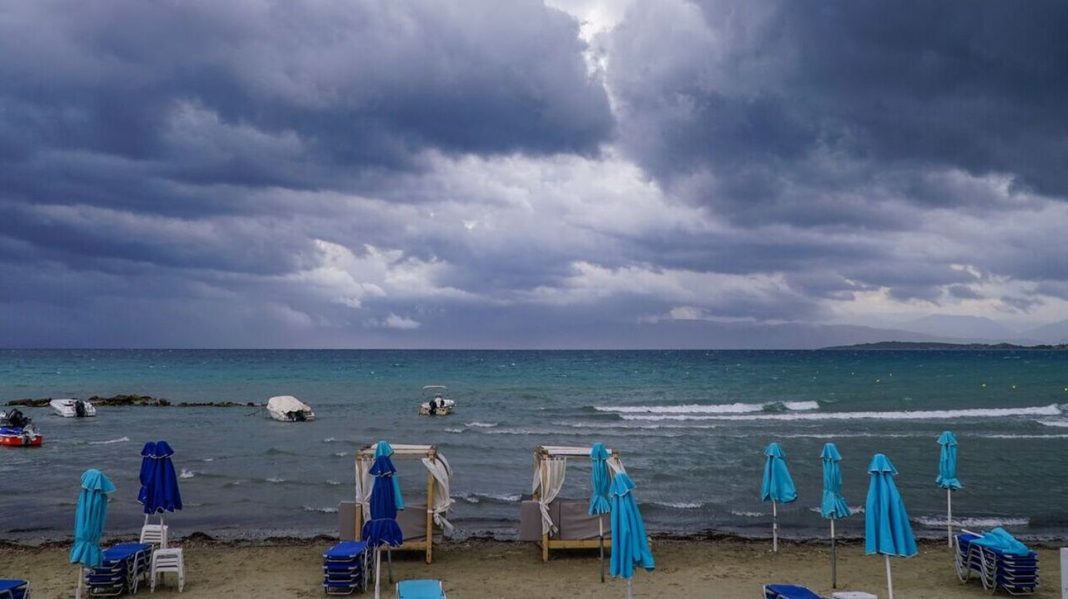 Καιρός: Πέφτει αισθητά ο υδράργυρος – Συννεφιά και βροχές σε αρκετές περιοχές, ισχυροί άνεμοι στην Κρήτη