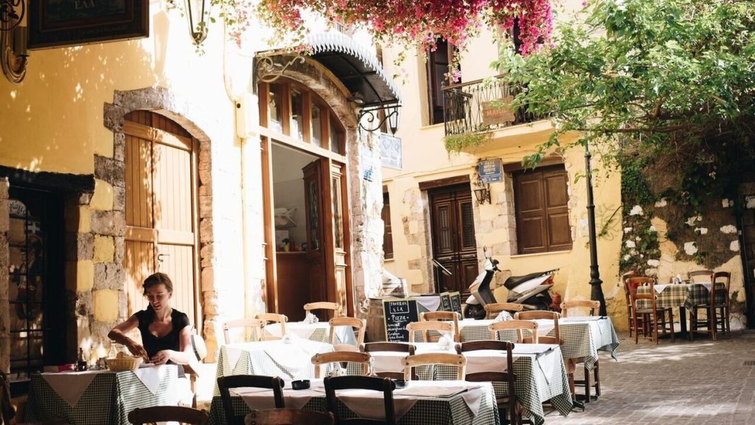 ΕΛΣΤΑΤ: Ενισχυμένος 11,8% ο τζίρος σε εστίαση και καταλύματα τον Ιούνιο