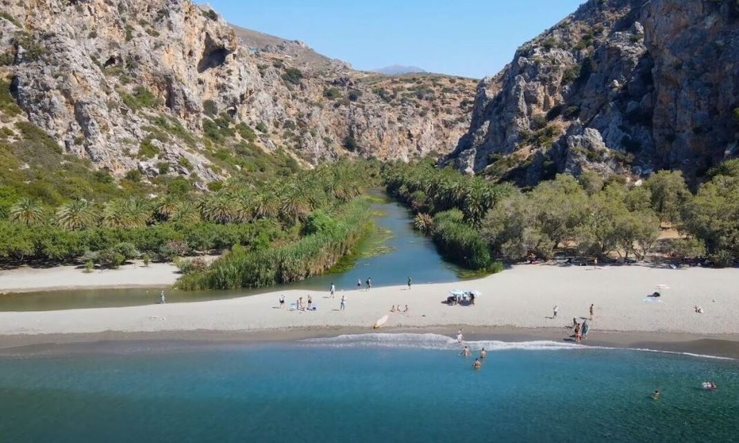 Πρέβελη: Η εξωτική παραλία με το φοινικόδασος που μαγεύει τους επισκέπτες