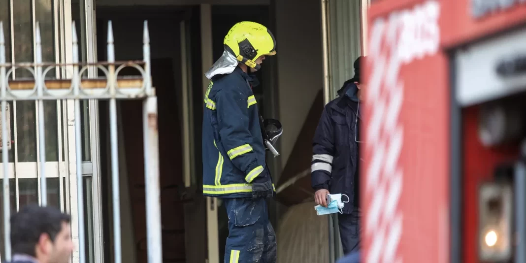 Φωτιά σε χώρο εστίασης τα ξημερώματα – Καταστράφηκε ολοσχερώς το κατάστημα (βίντεο)