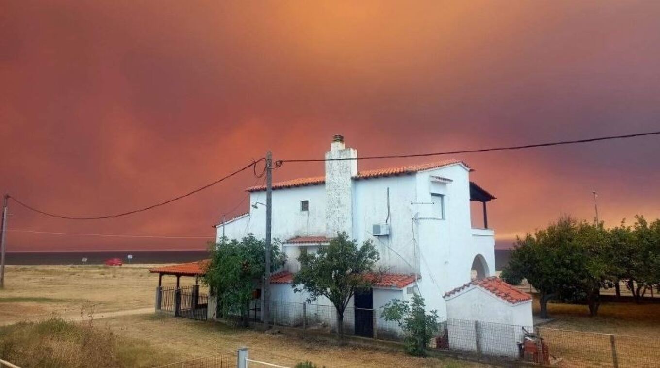 Φωτιά στη Ροδόπη: Αλλεπάλληλα μηνύματα του «112» σε οικισμούς - «Να είστε σε ετοιμότητα για εκκένωση»