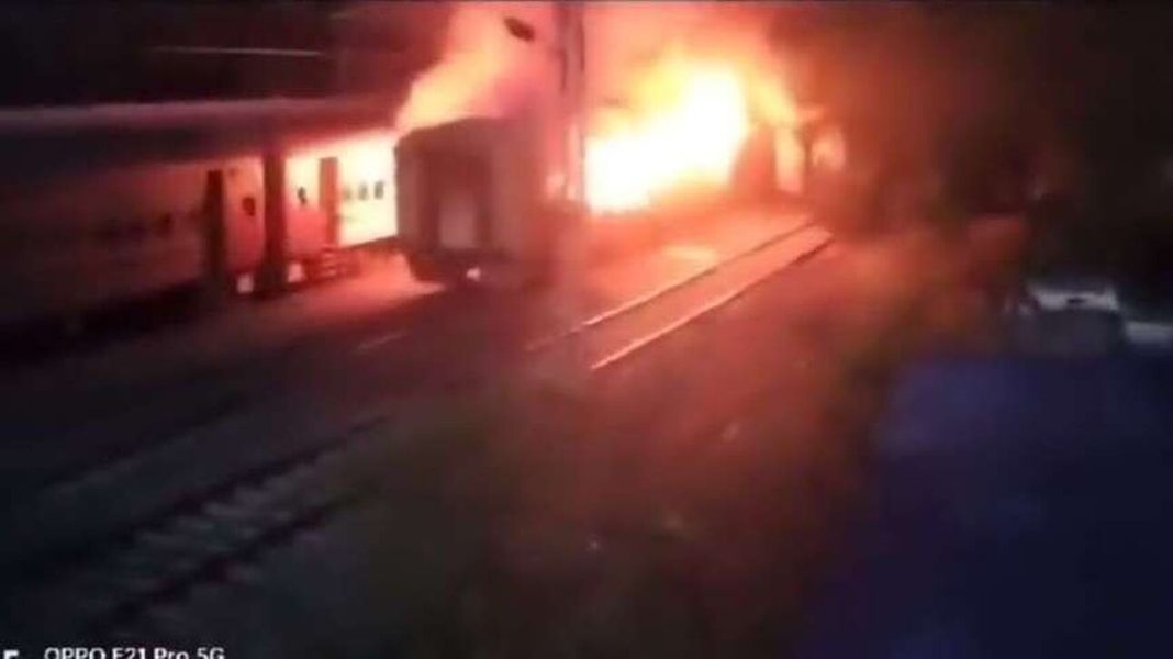 Ινδία: Τουλάχιστον 9 νεκροί από πυρκαγιά σε βαγόνι τρένου