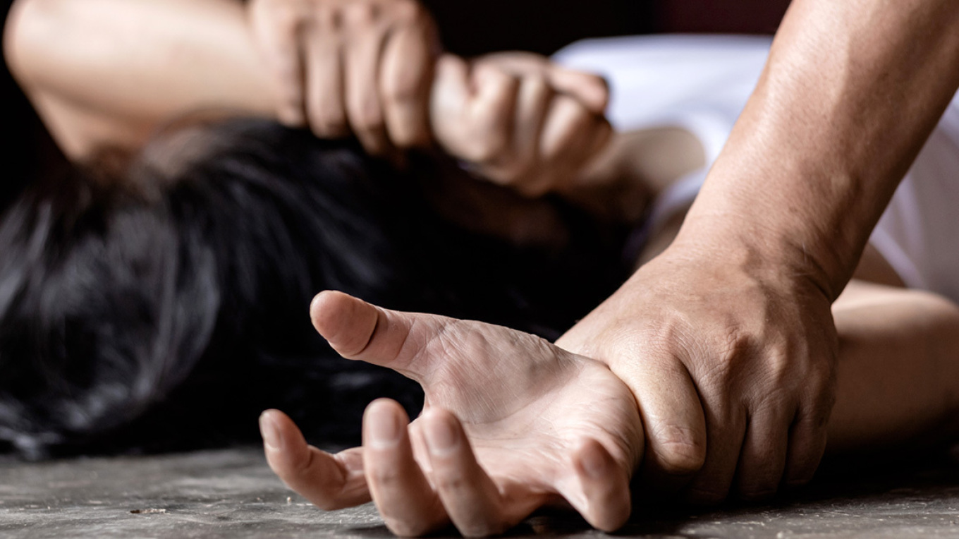 Βρετανή τουρίστρια κατήγγειλε πως έπεσε θύμα βιασμού σε παραλία