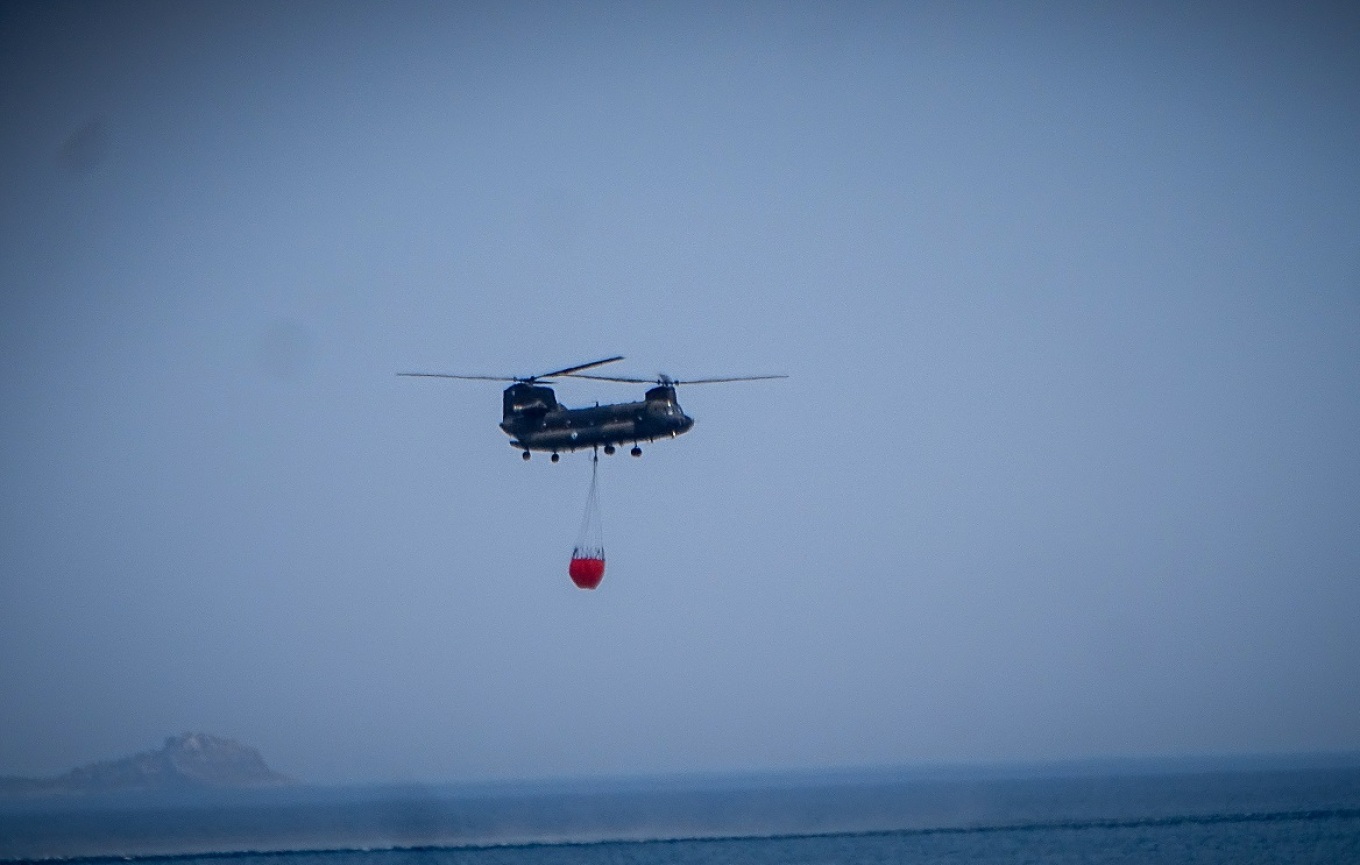 Φωτιά στην Πάρνηθα: Ρίψη νερού στo πύρινο μέτωπο από Chinook (Βίντεο)