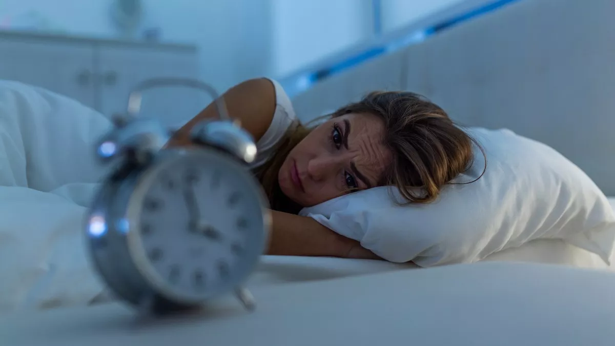 Ξυπνάτε μέσα στη νύχτα; Τέσσερις βασικοί παράγοντες που «κλέβουν» τον ύπνο σας