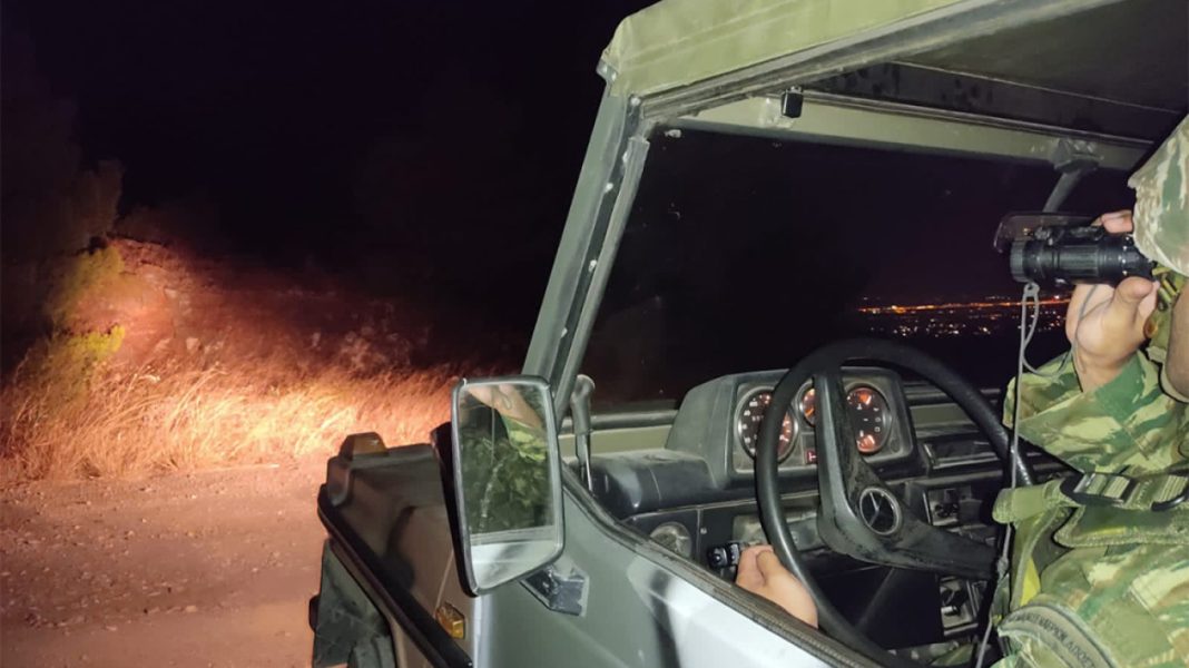 O ρόλος του στρατού στη μάχη με τις φλόγες: Ολονύχτια επιτήρηση και περιπολίες μέσα στα βουνά