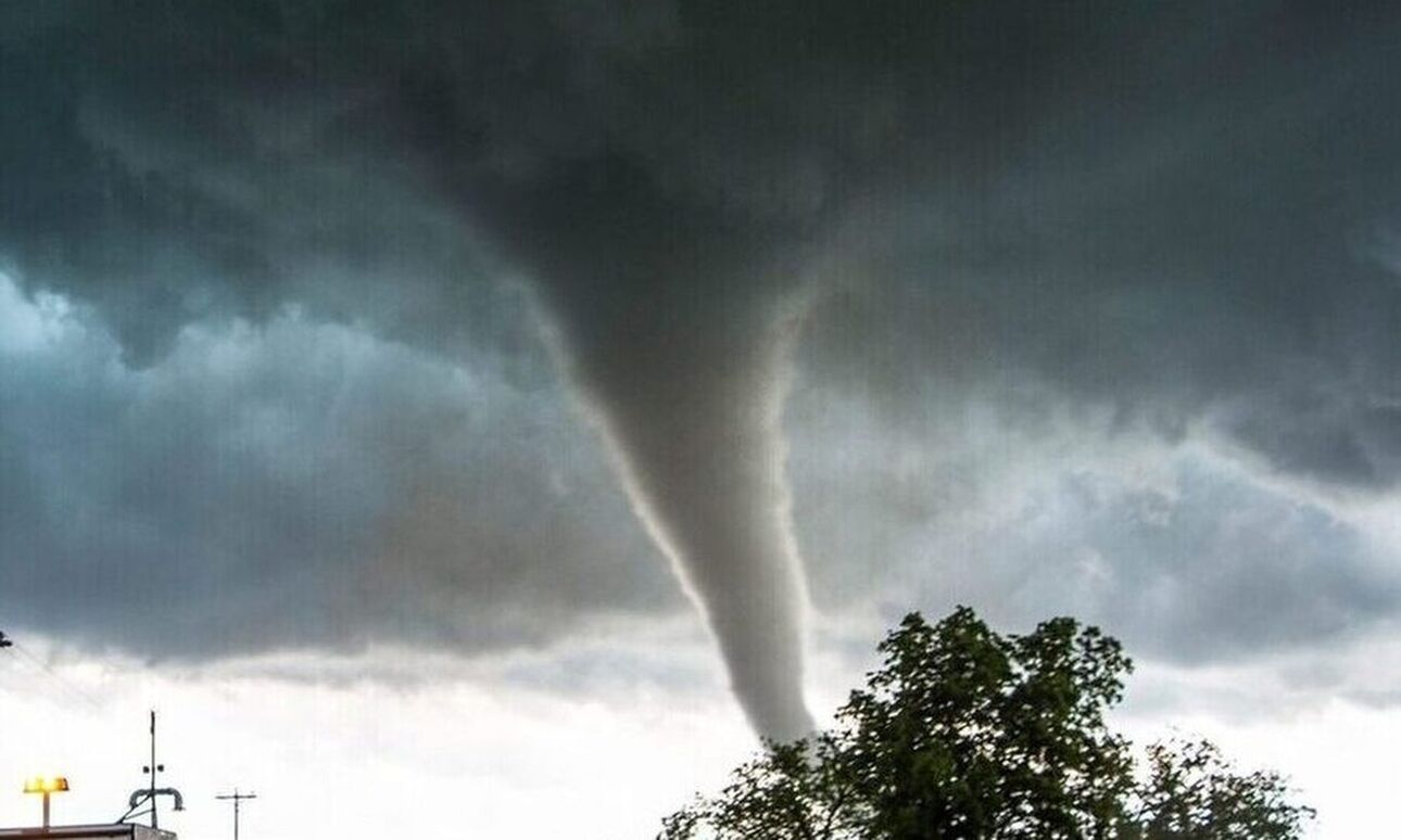 Ο τυφώνας Χίλαρι κατευθύνεται από το Μεξικό στις ΗΠΑ και εξασθενίζει στην κατηγορία 2