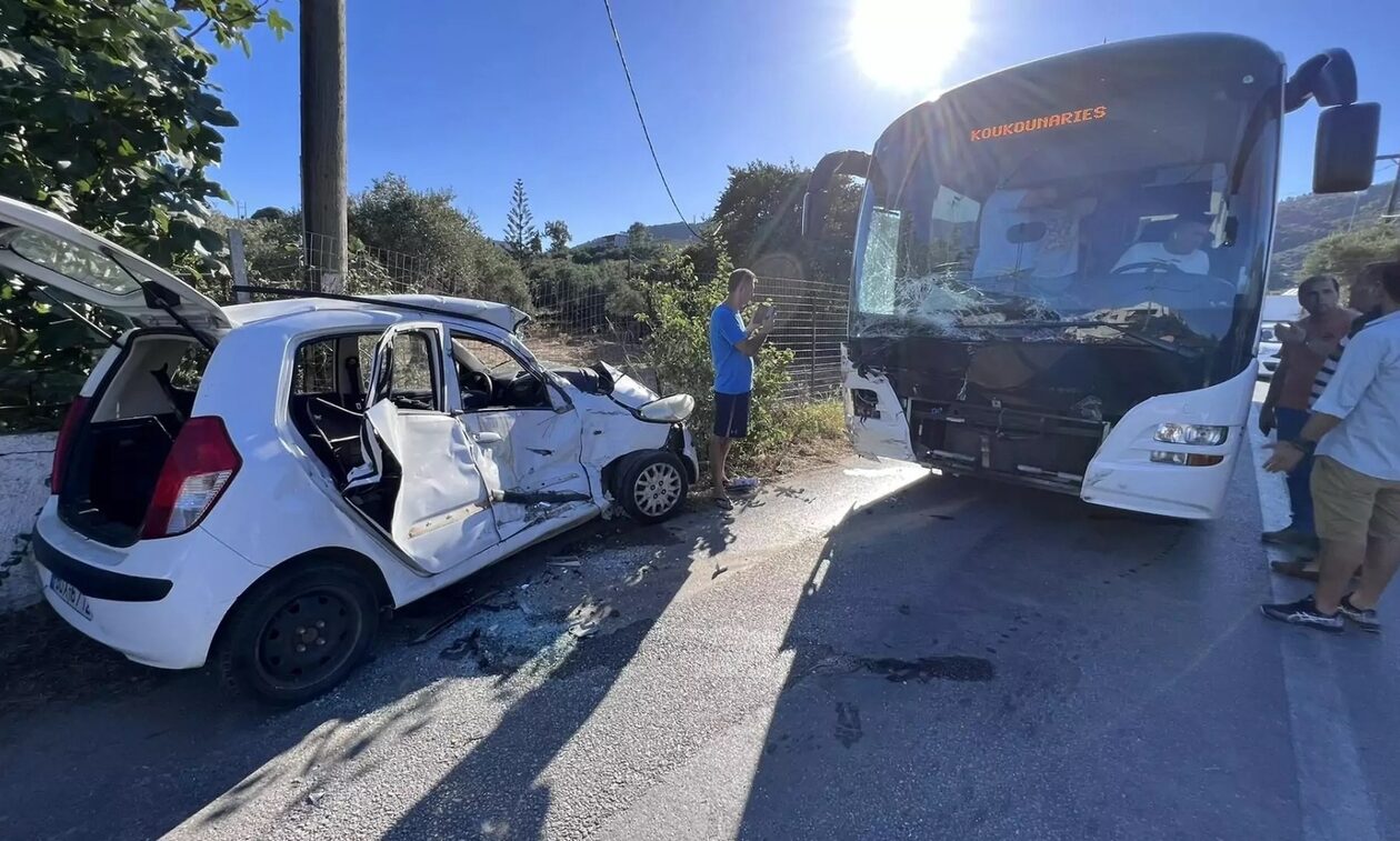 Σφοδρή σύγκρουση ΙΧ με λεωφορείο: Σε κρίσιμη κατάσταση ο ένας οδηγός