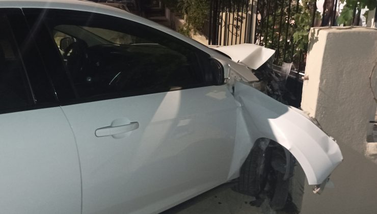 Κρήτη: Αυτοκίνητο μπήκε ανάποδα σε μονόδρομο και «καρφώθηκε» σε τοιχίο – Ανήλικος ο οδηγός