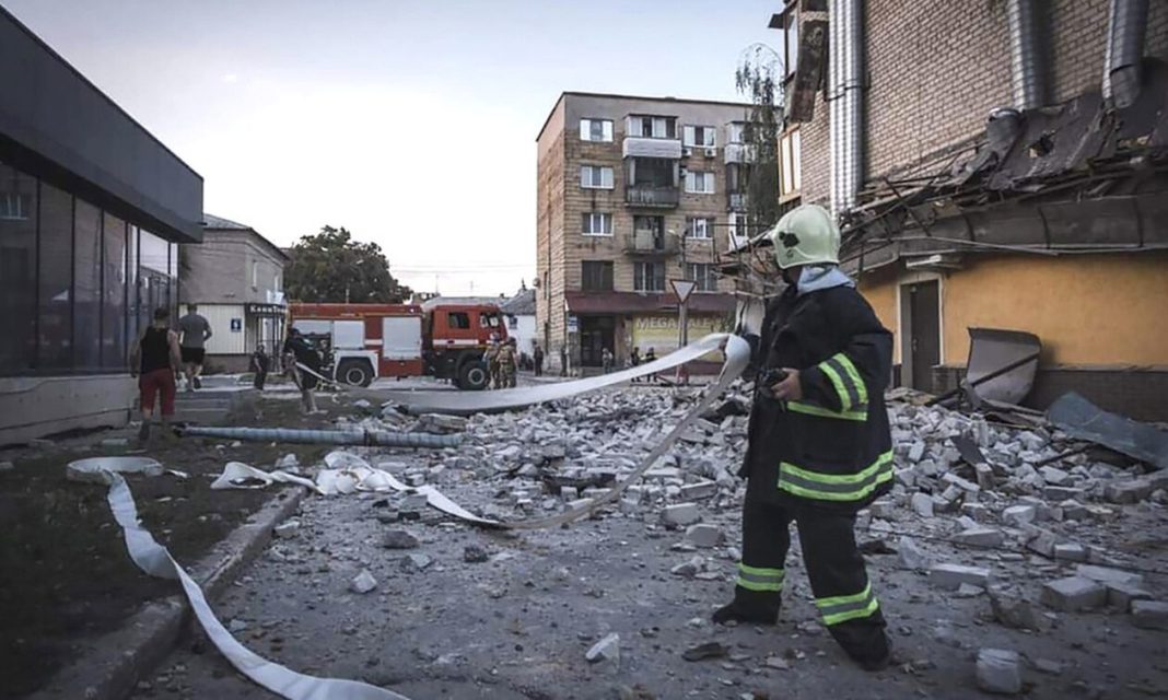 Ουκρανία: Τουλάχιστον επτά νεκροί από ρωσικό πλήγμα σε πολυκατοικία