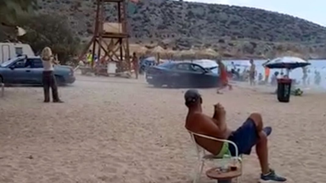 Οδηγός πάρκαρε το αυτοκίνητό του δίπλα στις ξαπλώστρες και κόλλησε στην άμμο - Δείτε βίντεο