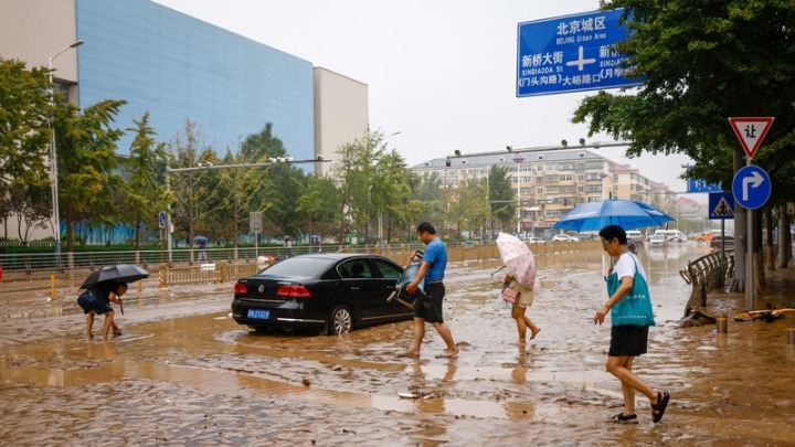 11 νεκροί και 27 αγνοούμενοι από τις πλημμύρες στο Πεκίνο