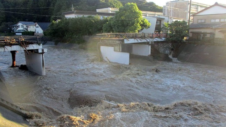 Ο τυφώνας Κάνουν πλησιάζει την Οκινάουα - Εκατοντάδες χιλιάδες Ιάπωνες εγκαταλείπουν τα σπίτια τους