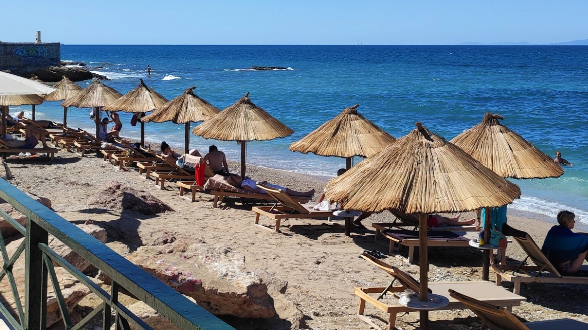 ΕΛ.ΑΣ.: 16 συλλήψεις για παράνομες ξαπλώστρες και ομπρέλες