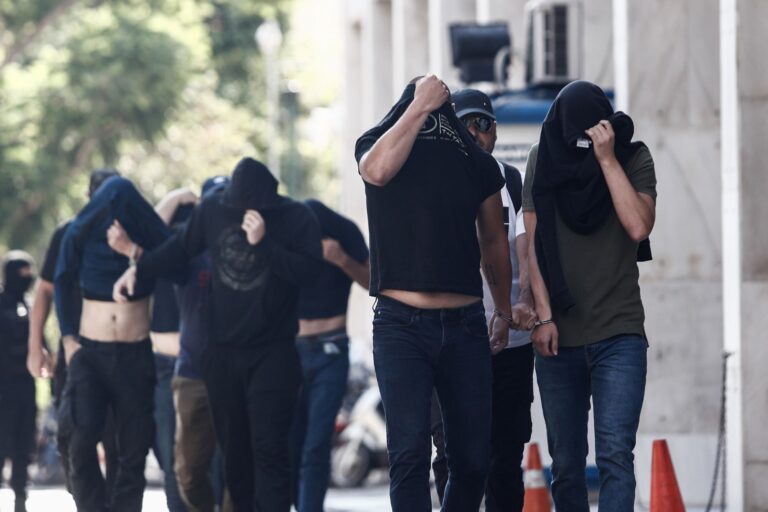 Νέα Φιλαδέλφεια: «Ήρθαν 3 – 4 μέρες να δουν την Αθήνα, τον αγώνα και να φύγουν» λέει δικηγόρος τριών κατηγορουμένων