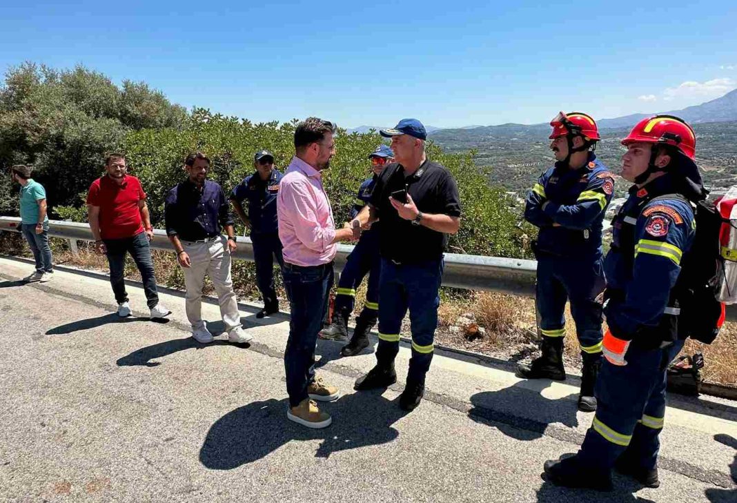 Επί τόπου ο Δήμαρχος Μαλεβιζίου Μεν. Μποκέας για τη φωτιά πριν το Βουλισμένο Αλώνι