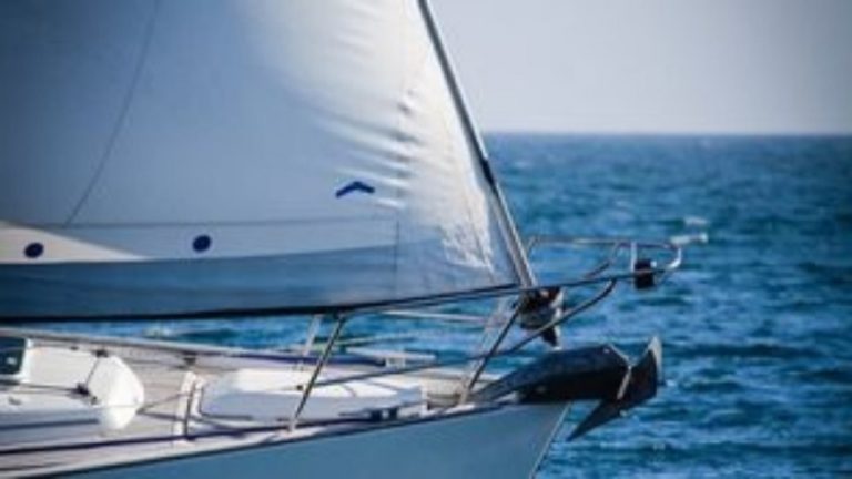 Ιστιοφόρο με 100 επιβαίνοντες εντοπίστηκε στα ανοιχτά της Πύλου